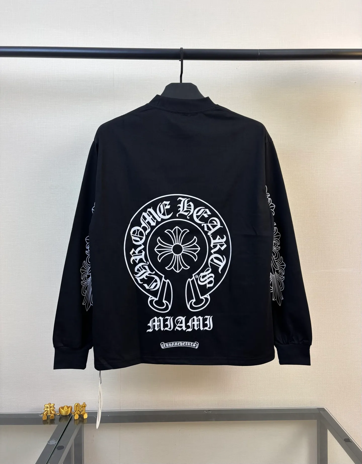 Style No.: DC # Chromo Heart 26SS Spring and Summer New Arrival Same Style Loose Version for Men and Women, Long Sleeves of Gram Double Yarn Pure Cotton, Imported Ribbing Machine, Double Threads on the Shoulders, Handmade Burst Beading Craftsmanship Size: S M L XL Color: Black White